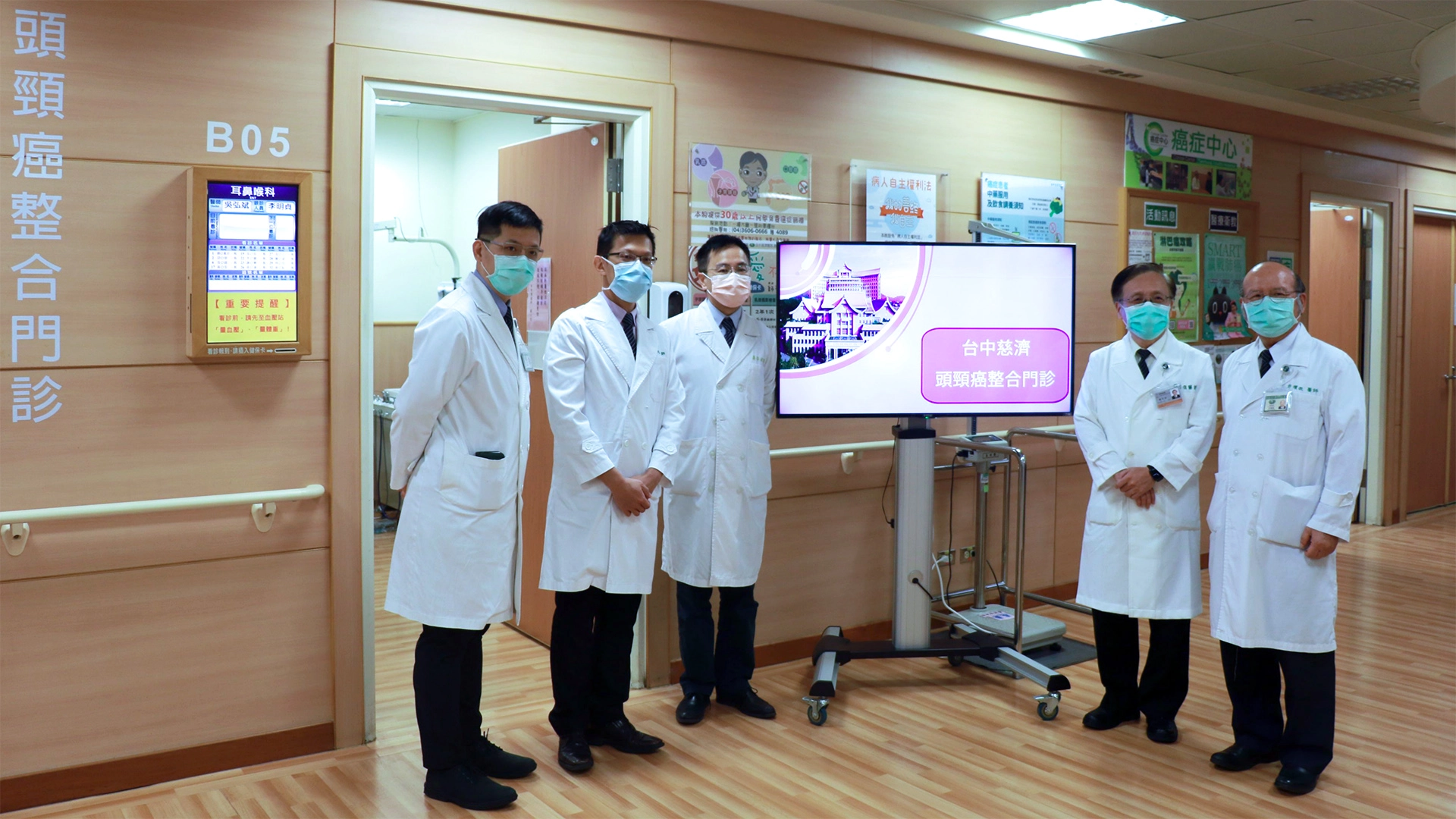 （由右至左）耳科權威許權振副院長、簡守信院長、耳鼻喉部主任吳弘斌、頭頸外科主任周一帆、張展榕醫師。