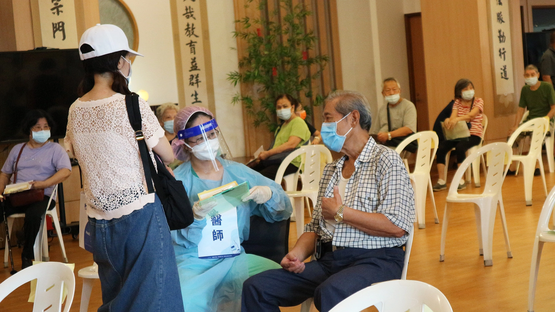 基隆慈濟靜思堂苗接種站，27日為基隆市75歲以上長者進行莫德納第二劑疫苗的接種服務。