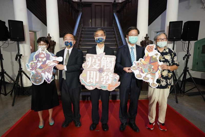臺博館疫觸即發特展今日於鐵道部開幕（左起長庚大學人文及社會醫學科教授張淑卿、中央流行疫情指揮中心專家諮詢小組召集人張上淳、文化部文化資源司司長洪世芳、臺博館館長洪世佑、臺灣醫學史學會理事長張秀蓉）