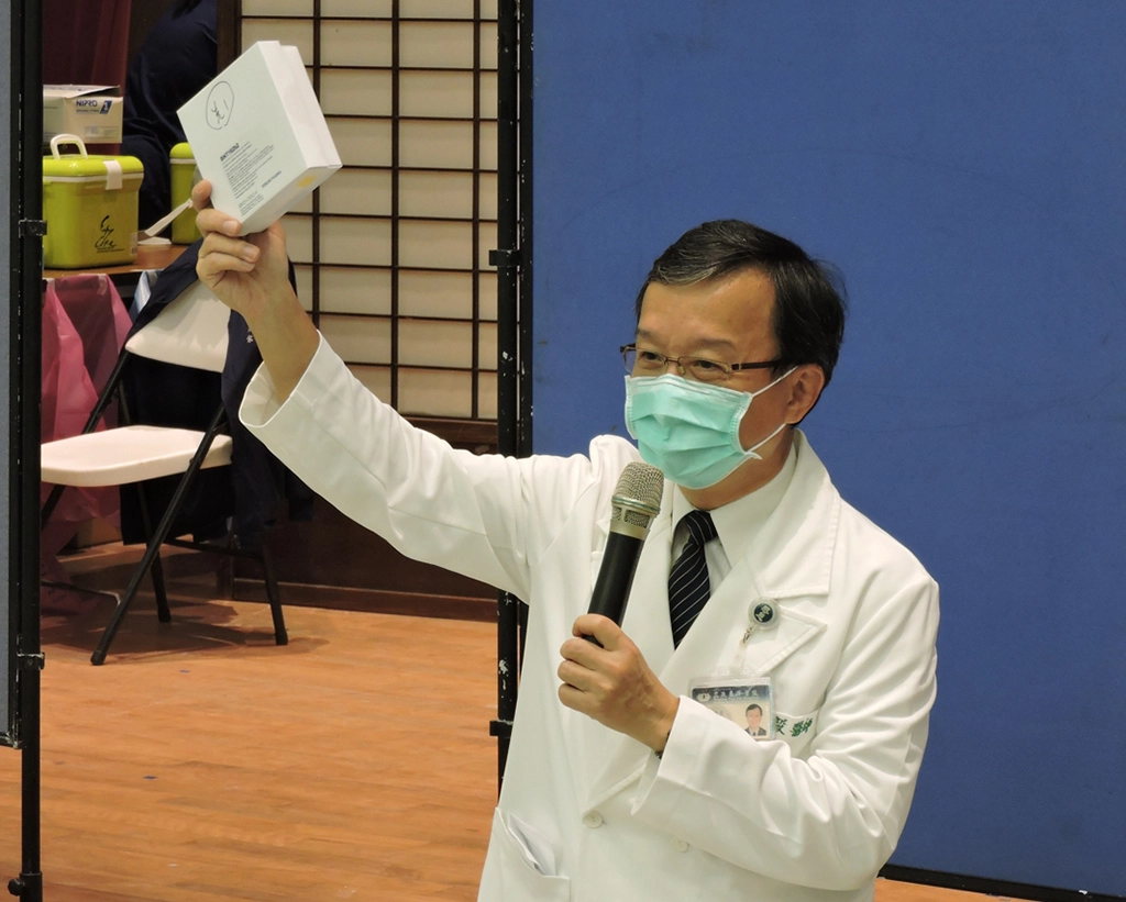 花蓮慈院醫務秘書李毅則風趣地直接高舉一盒BNT疫苗，向在場等候準備施打的學子們表達：「BNT疫苗來之不易」！。