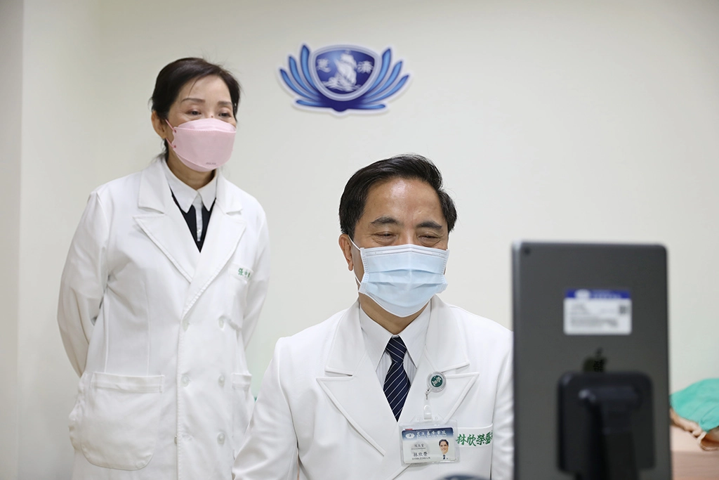 花蓮慈院林欣榮院長表示，很感恩張中興主任願意到澎湖，補強離島地區的醫療資源不足，讓澎湖鄉親省去舟車勞頓，也能在當地解決皮膚問題。