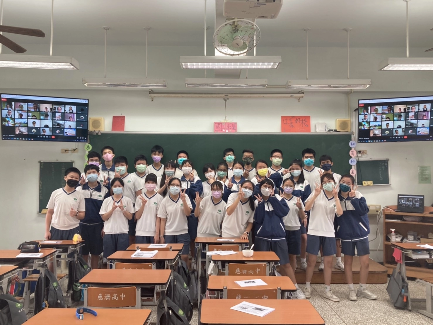 國三和氣班在交流時準備豆花給印尼同學「視吃」，活動結束前開心與印尼同學線上合影。