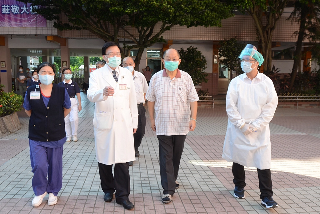 9月28日，台北慈濟醫院醫護團隊前進莊敬高職為學生施打疫苗，趙有誠院長(左二)前往關懷。左一為何佩柔護理長、右二為該校王傳亮董事長。