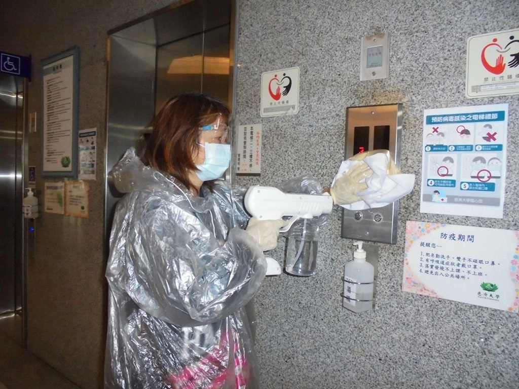 校園展開全面大清消，教職員改採居家上班。