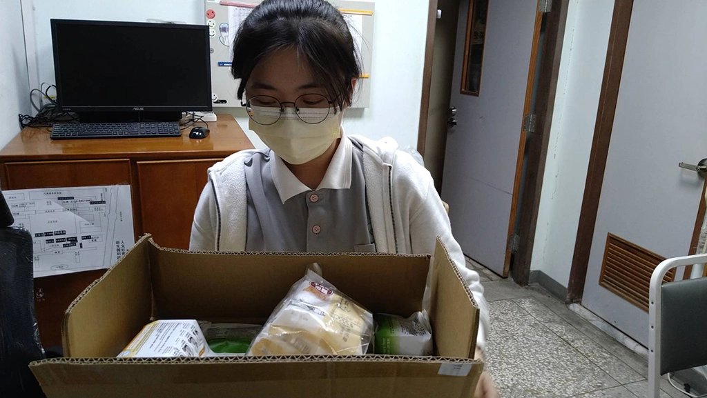 造冊採檢快篩陰性的學生，仍請其自主健康管理，人文處已送香積麵、香積飯至學生宿舍，提供給自主健康管理有需求的學生利用。
