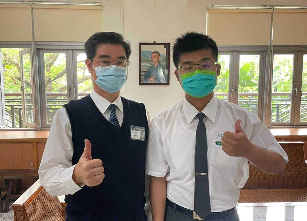 張博鈞同學曾經獲得台南文學獎新詩青少組首獎，今年通過大中國文學系、台師大國文學系、歷史學系第一階段。