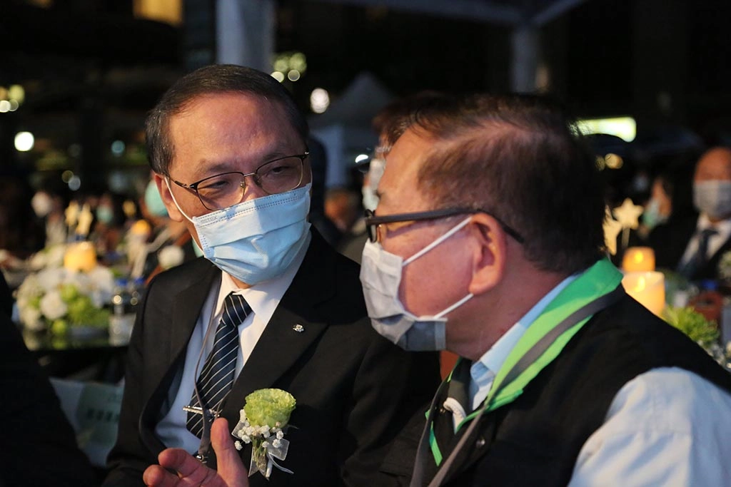 慈濟基金會執行長顏博文(左)與會追思祈福和祝福罹難者家屬、受傷的人，能早日走出陰霾，回歸正常的生活。
