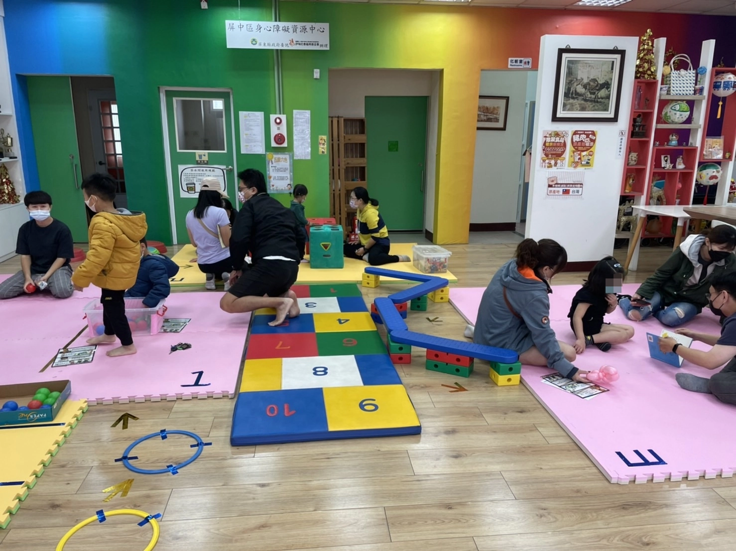 伊甸基金會舉辦兒童歡樂嘉年華發展篩檢闖關活動。