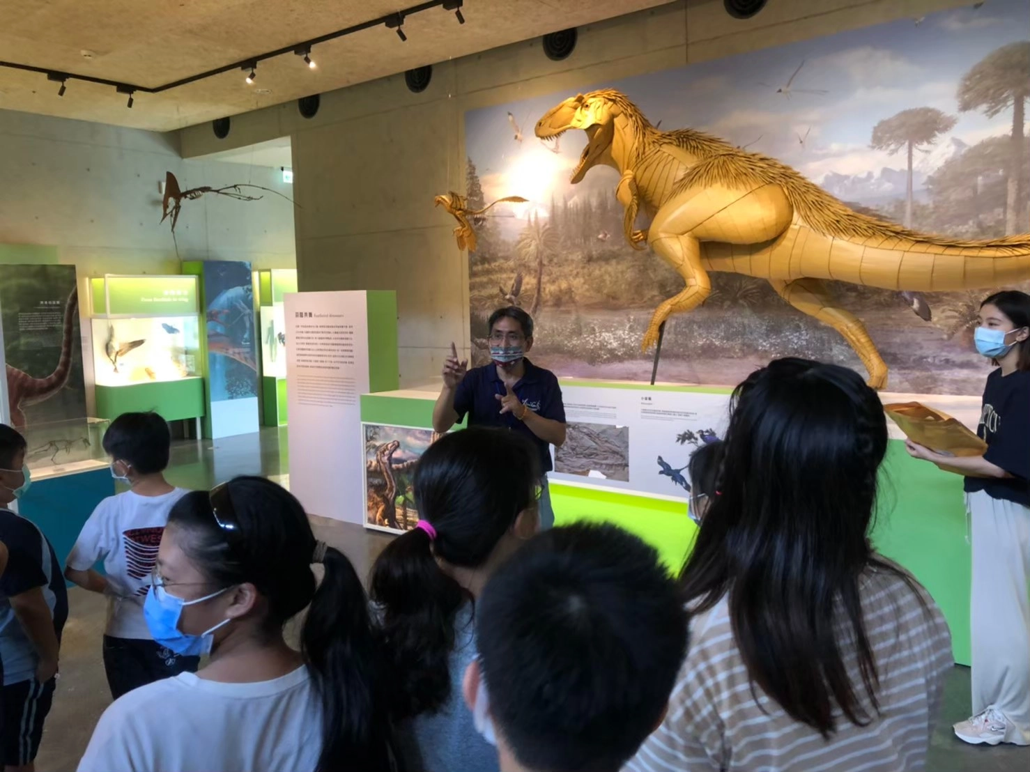 光榮實小學生參與化石園區「恐龍與鳥演化故事」特展，探討生命起源。