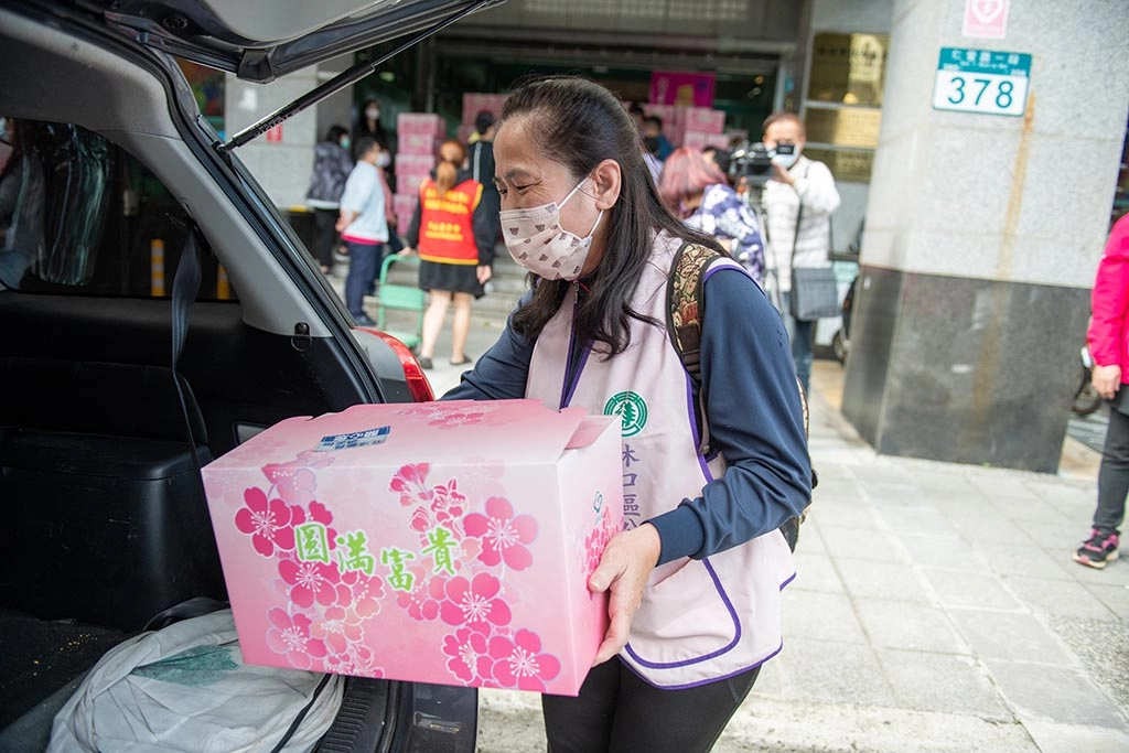 透過林口區幸福轉運讚計畫媒介林口區各單位將愛心送至弱勢民眾手上。