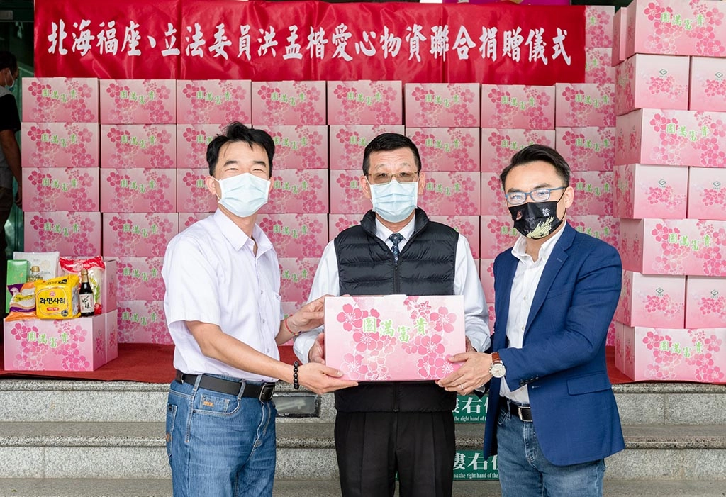 由立法委員洪孟楷(右一)媒合國寶集團北海福座慨捐千箱愛心物資給林口區公所。