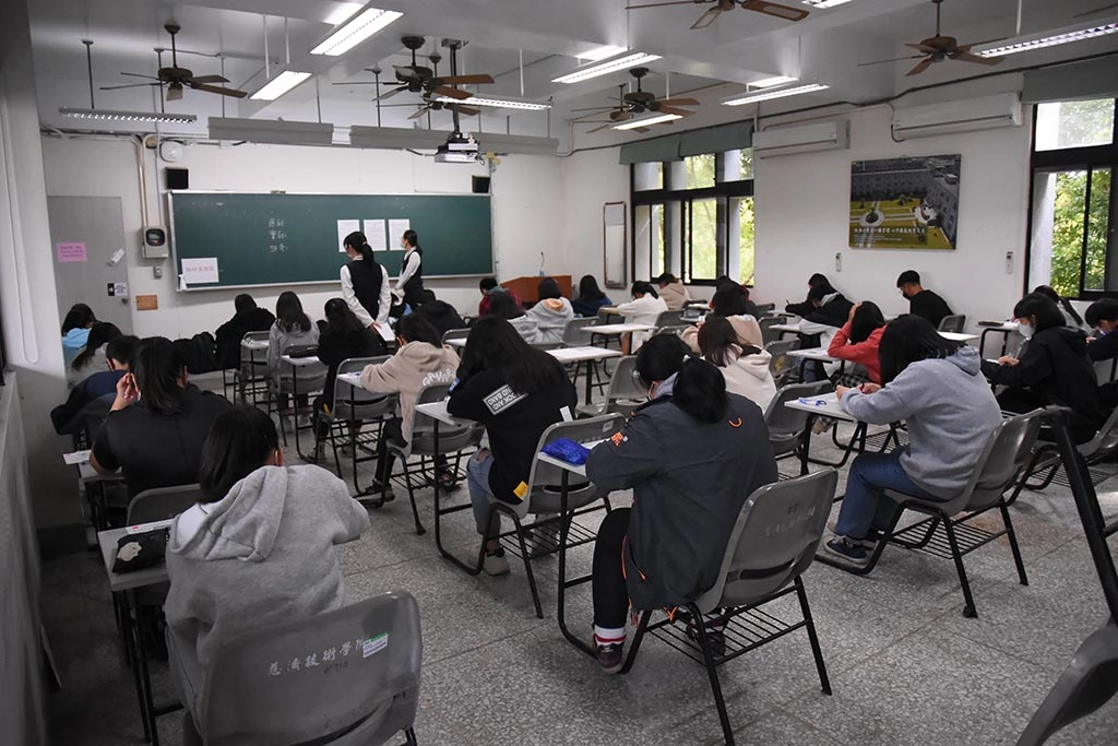 考生認真考試。