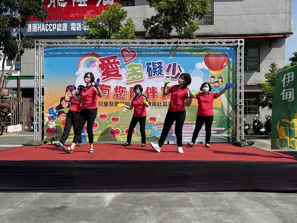 第三區居家托育人員帶來精彩表演。