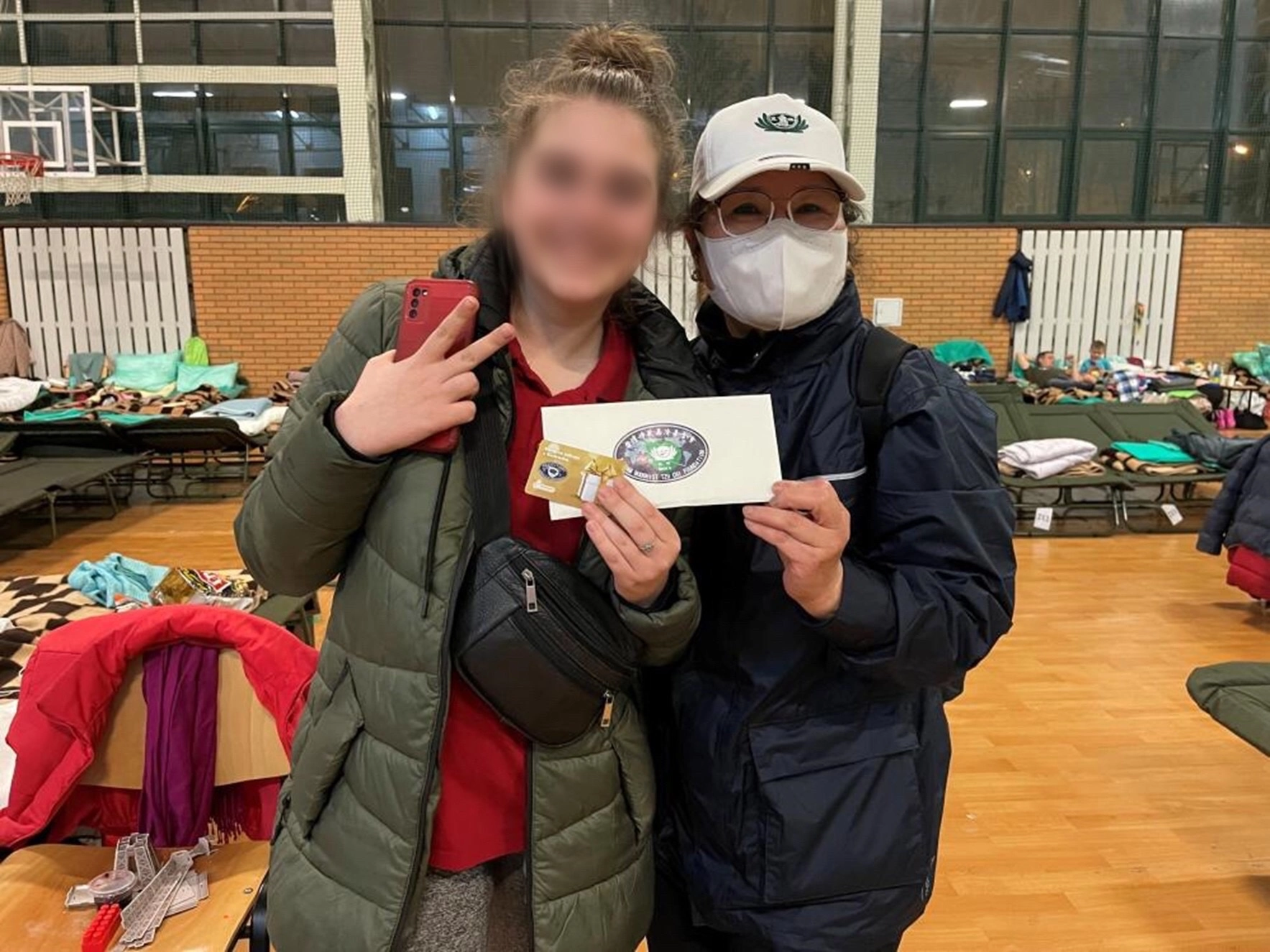 慈濟在波蘭協助烏克蘭難民物資發放，現金購物卡讓受幫助的烏克難難民較方便購物。