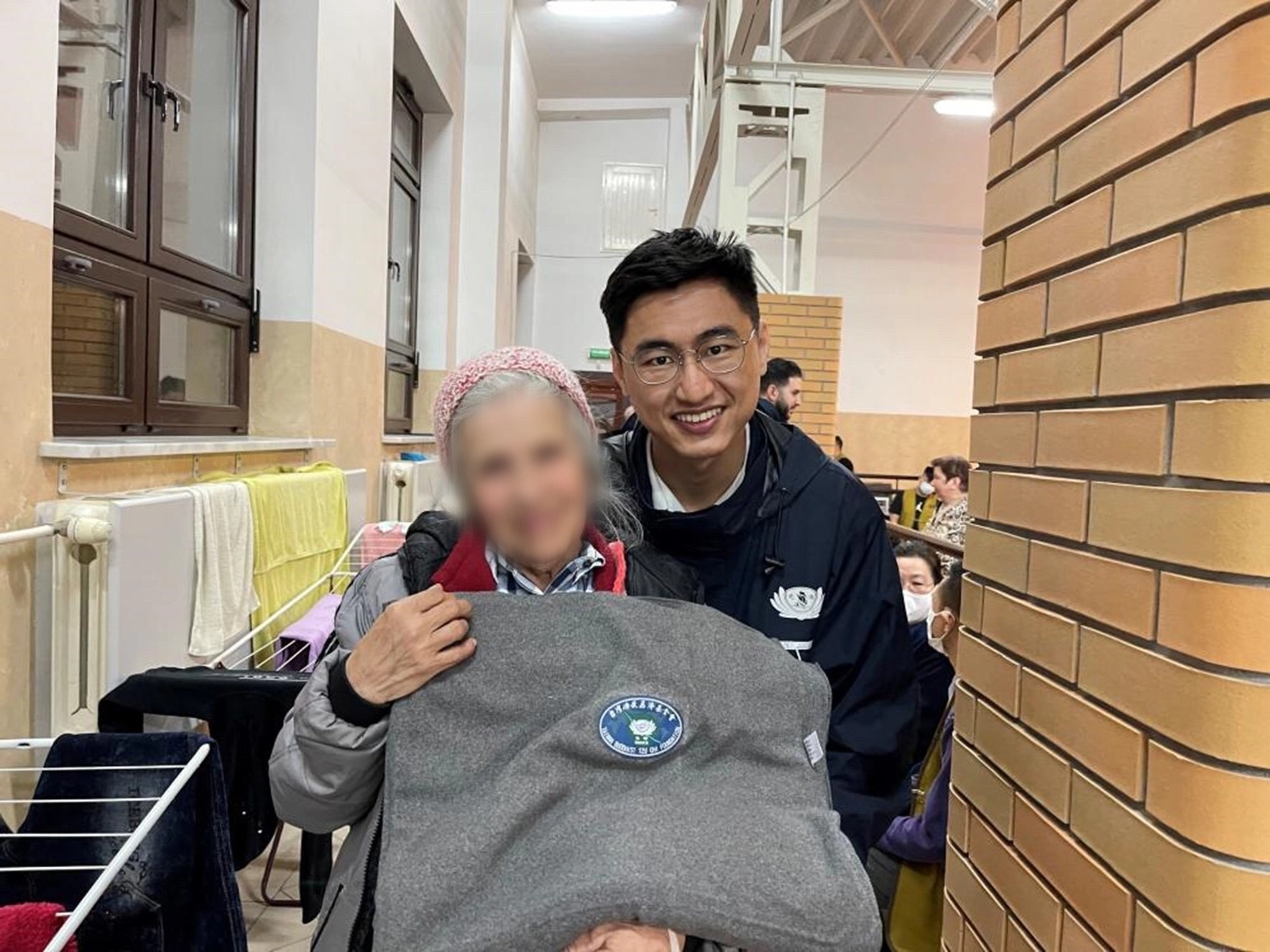 花蓮慈濟大學畢業，在盧布林就讀醫學院的醫學生Joey Chen(右)，加入了慈濟援助烏克蘭人的救援行動。