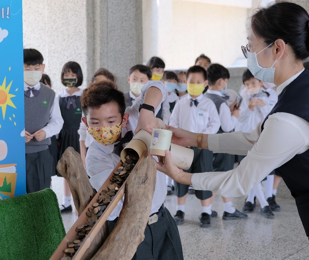 小學部的孩子們也把握機會發揮愛心