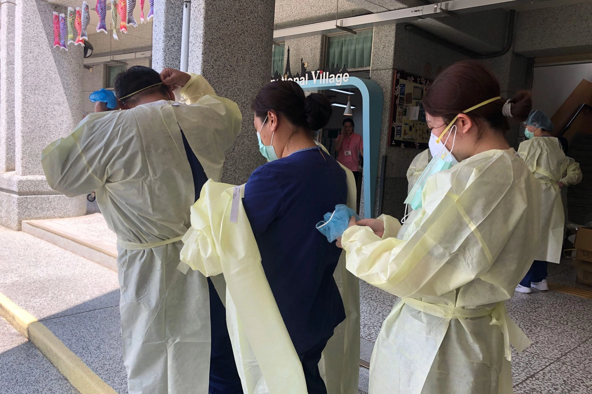 臨時增加採檢對象，醫護休息片刻後再次整裝上陣。