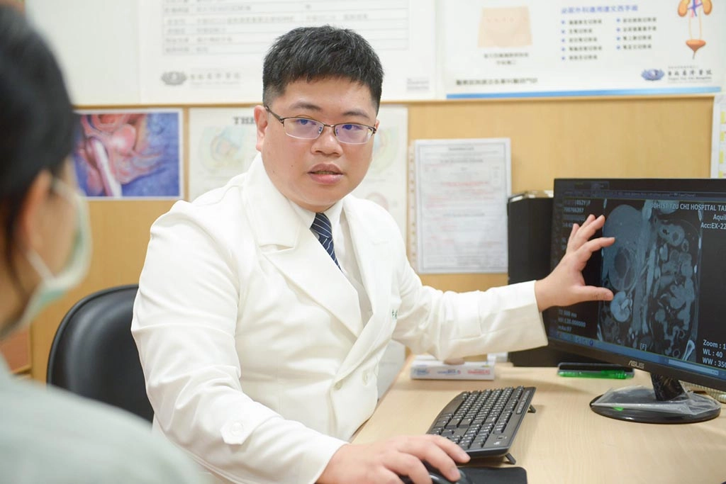 許俊凱醫師說明嗜鉻細胞瘤手術進行方式。（示意圖）