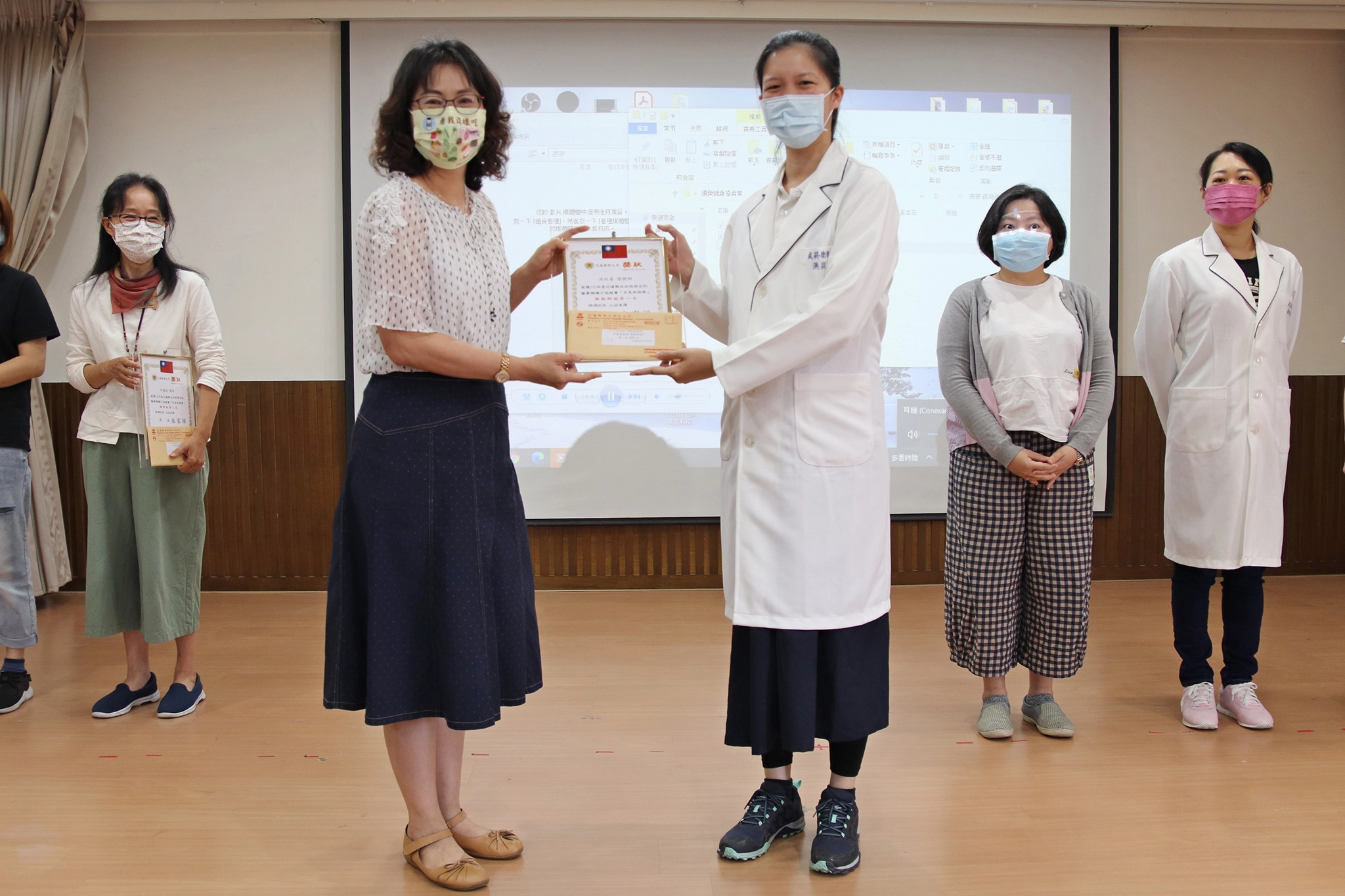 花蓮慈院高齡暨社區醫學部社區醫學中心行政組組長同時也是戒菸衛教師的洪從善組長(左三)，榮獲花蓮縣「年度服務獎第一名」，執行戒菸衛教服務人數達429人次，是花蓮縣服務人數最多的戒菸衛教師。
