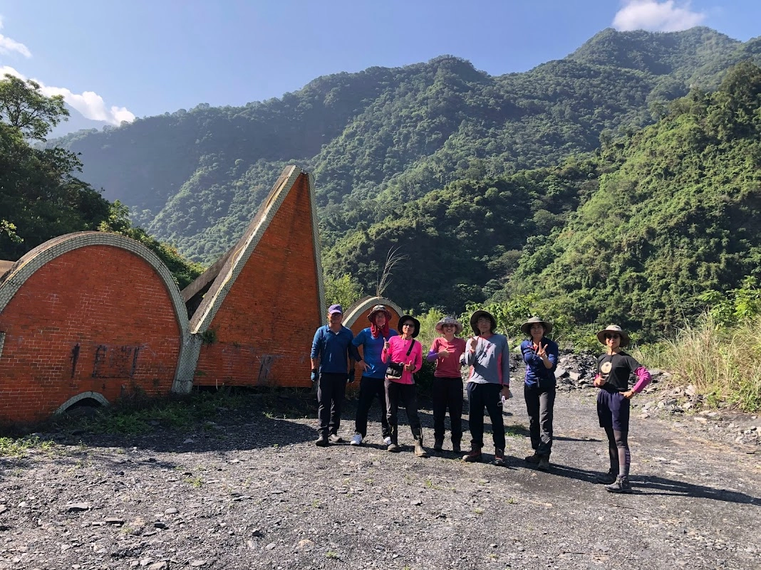 教師們見證八八風災後的新好茶只剩教堂屋頂，其餘皆淹沒在土石之間。