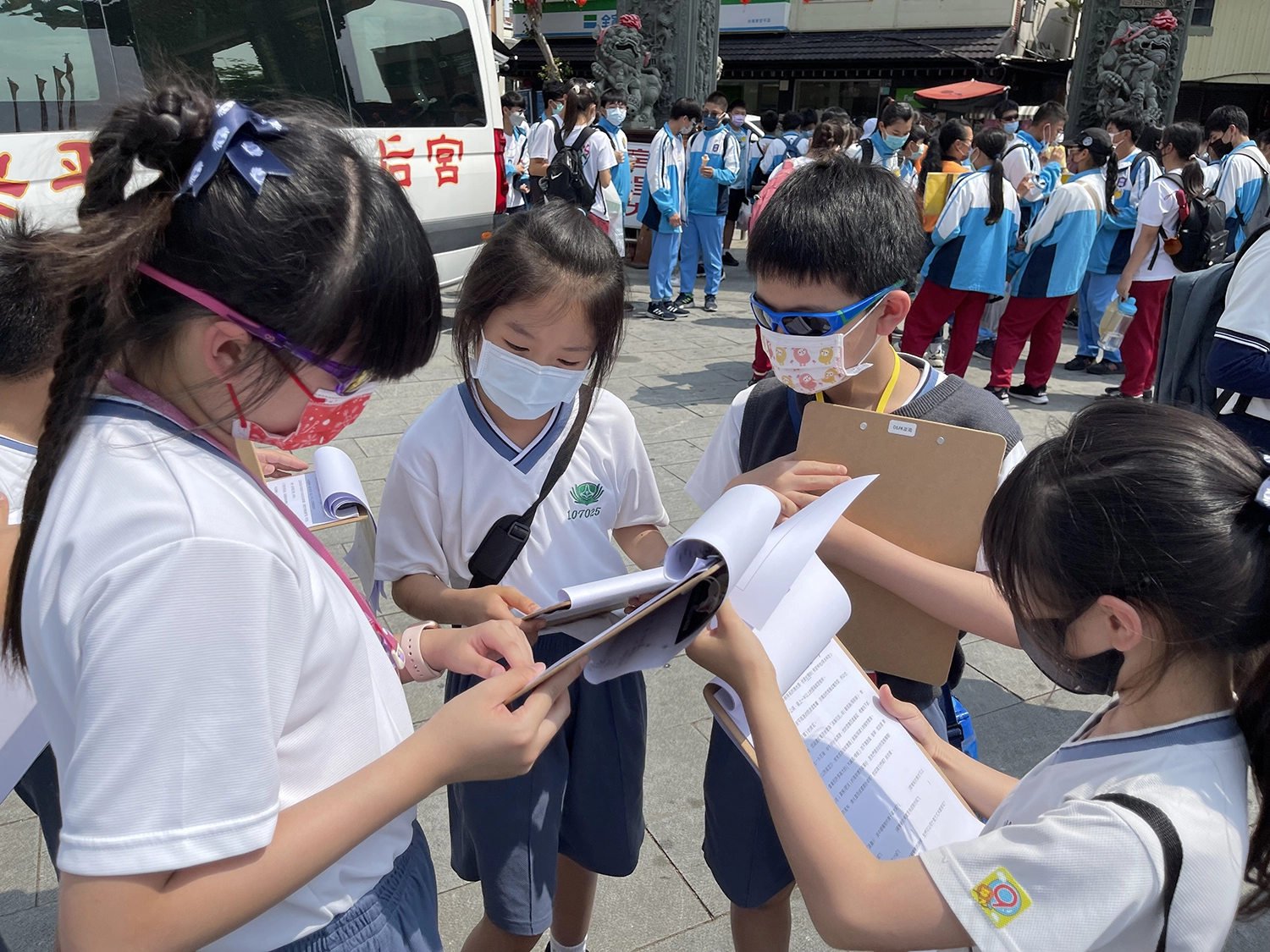 學生用心摘錄學習重點。蔡怡如攝