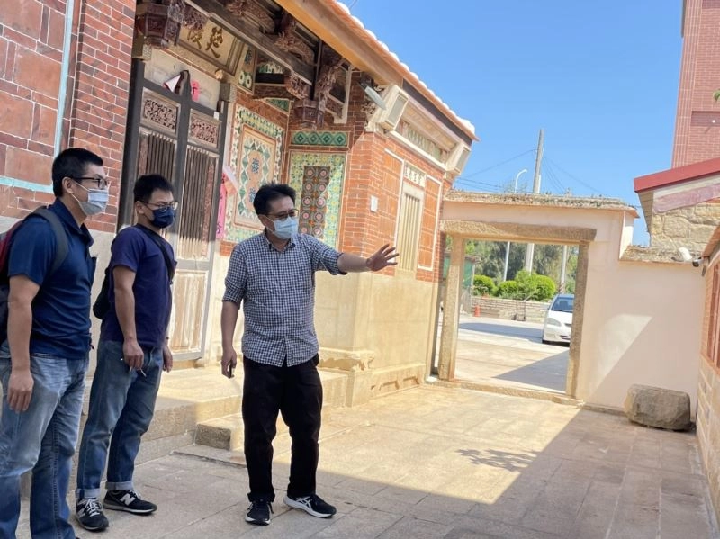 金門縣文化局周祥敏科長為策展人許遠達、藝術家黃建寰導覽縣定古蹟吳心泉宅。