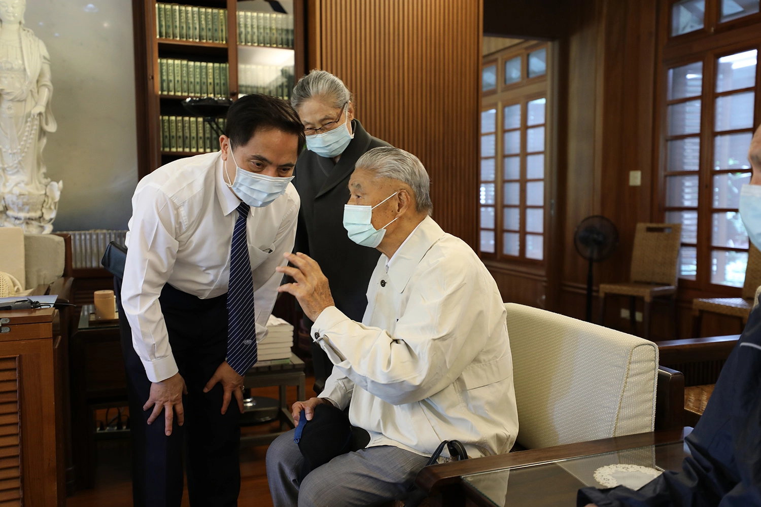林欣榮院長(左)很感恩連教授三十多年來陪伴慈院復健團隊成長茁壯。