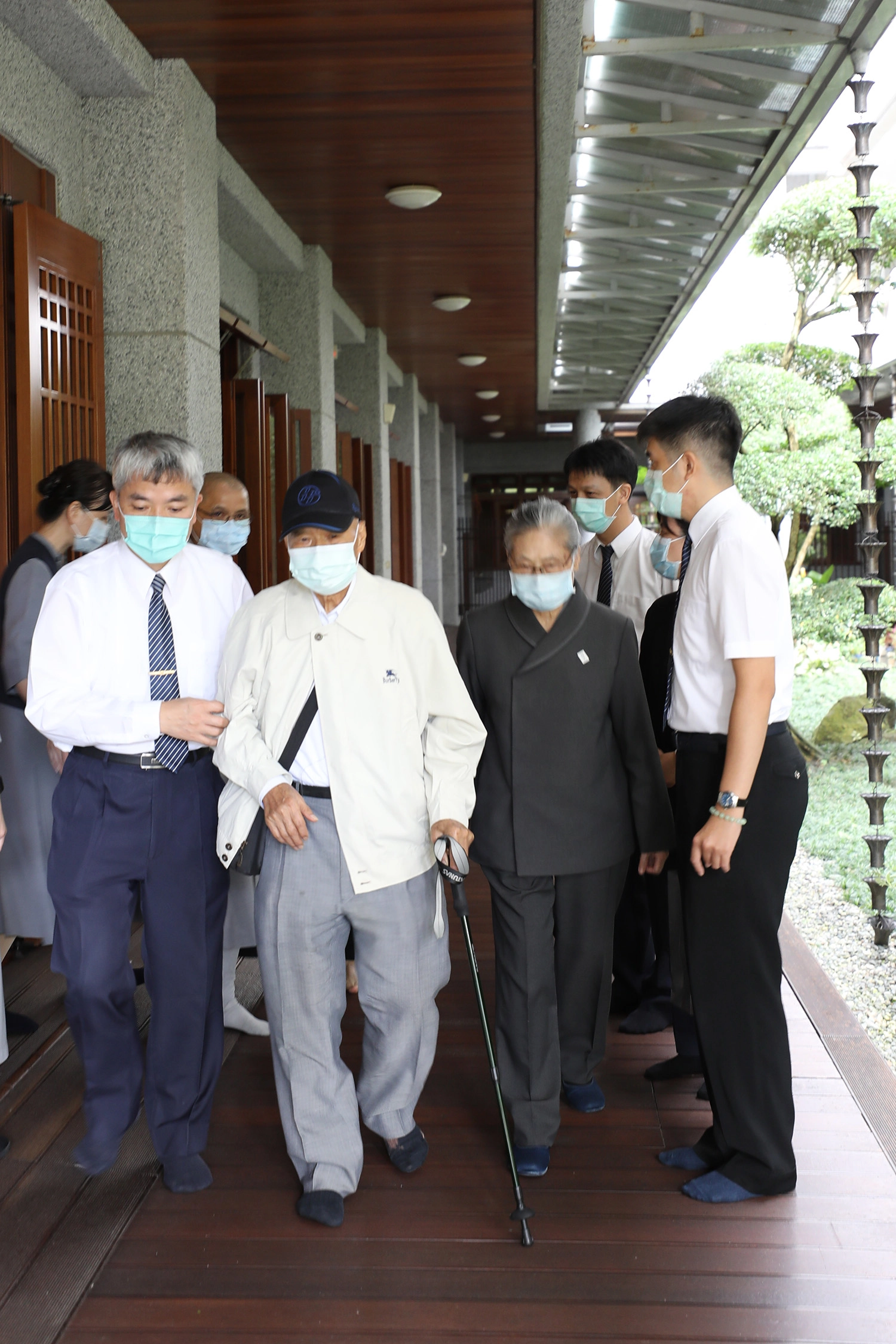 復健醫學部主任梁忠詔(左一)非常敬重恩師連教授(左二)，圖左三為林碧玉副總執行長。