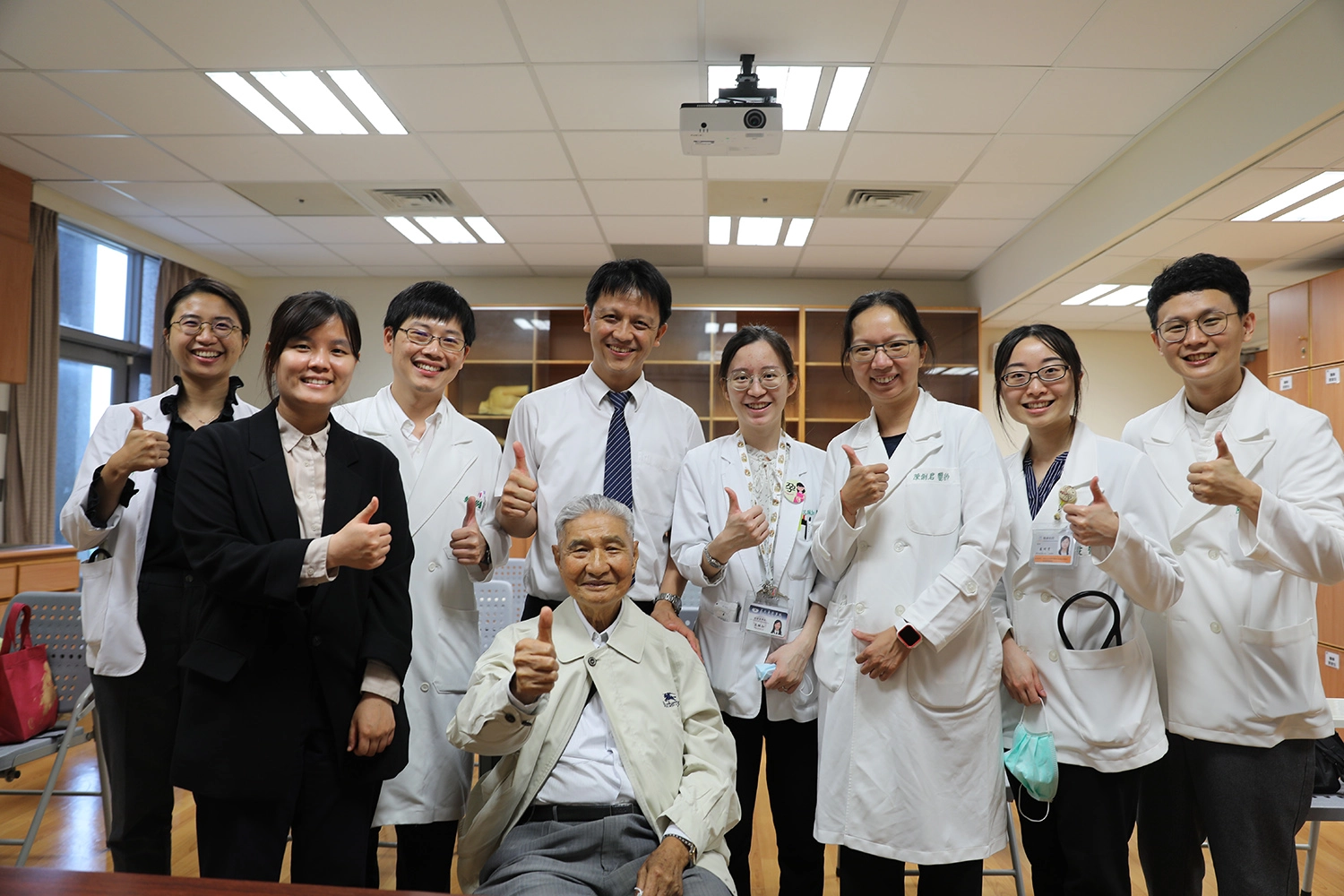 慈大醫學系校友、復健醫學部副主任洪浴洲(後排左四)慨嘆，日後與學弟學妹再也看不到連教授身影。