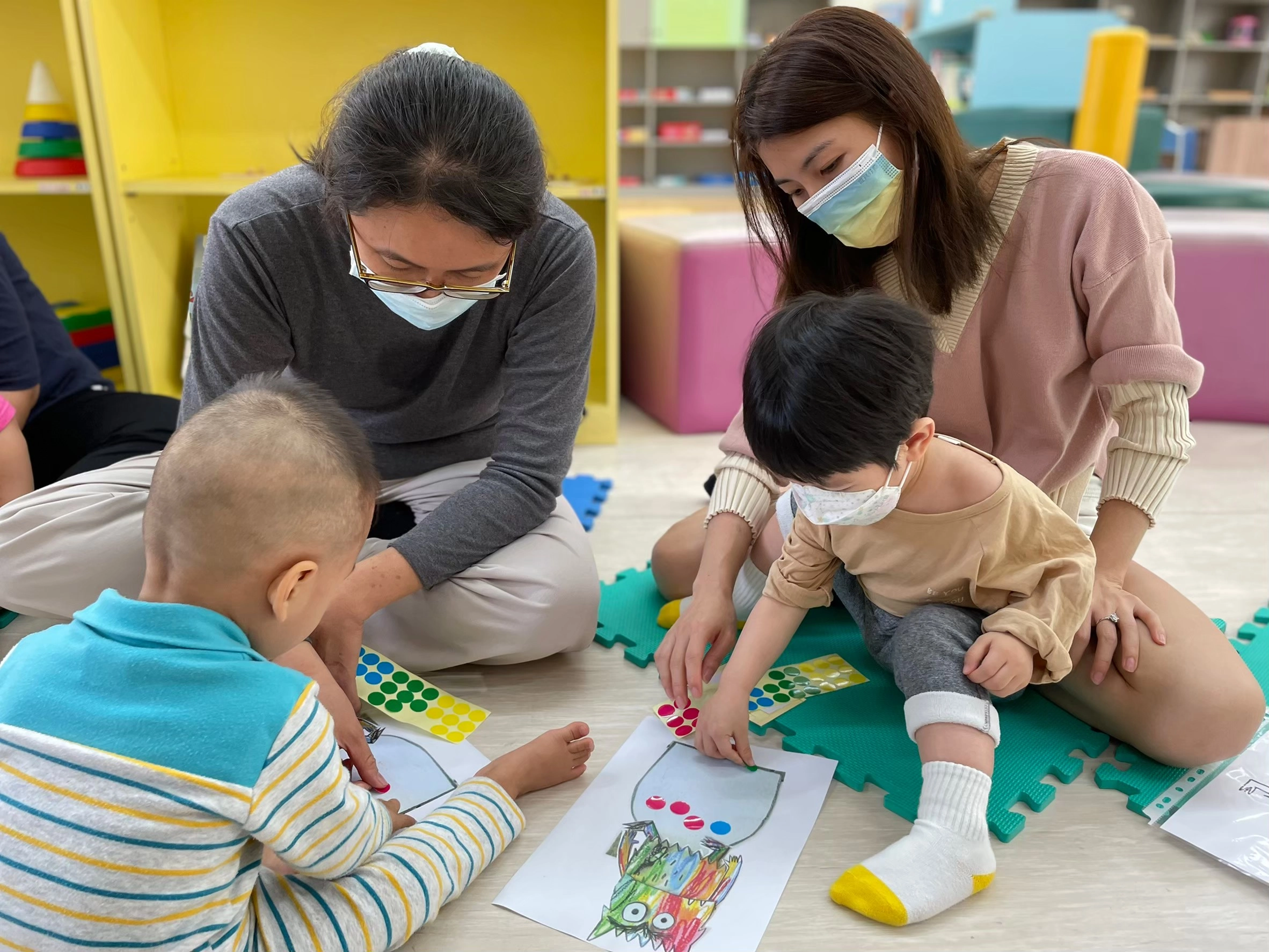 伊甸基金會在鳳山青年公園辦兒童成長展篩檢活動吸引取多家長攜孩子一起參加