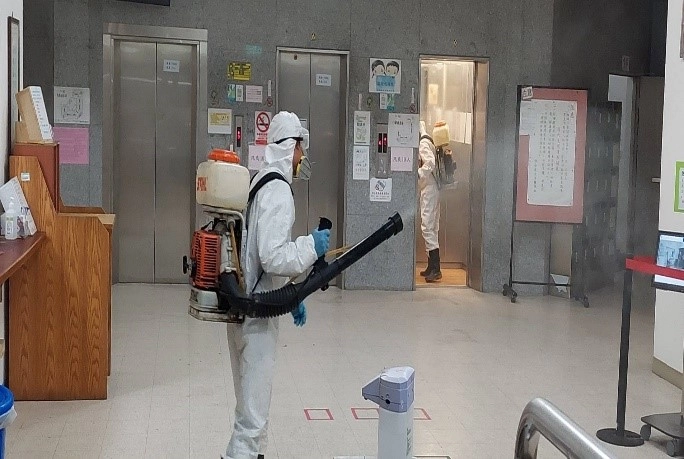 消毒學生宿舍公共空間。