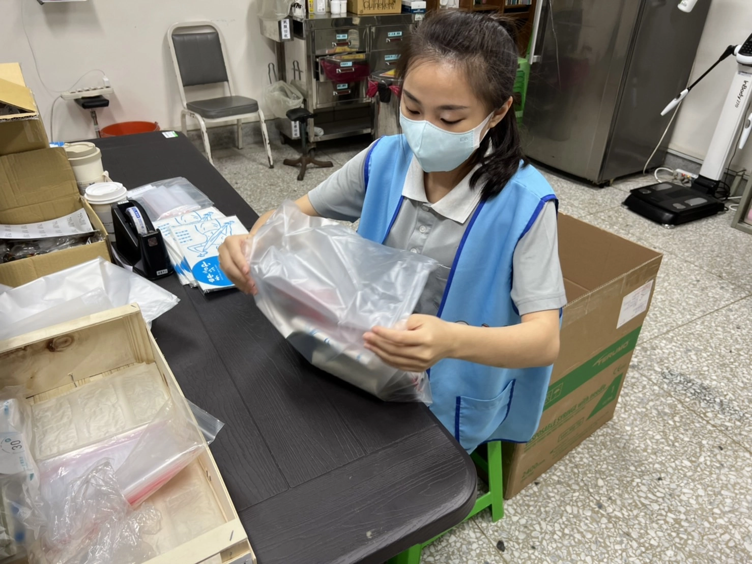 學生打包防疫包物資。