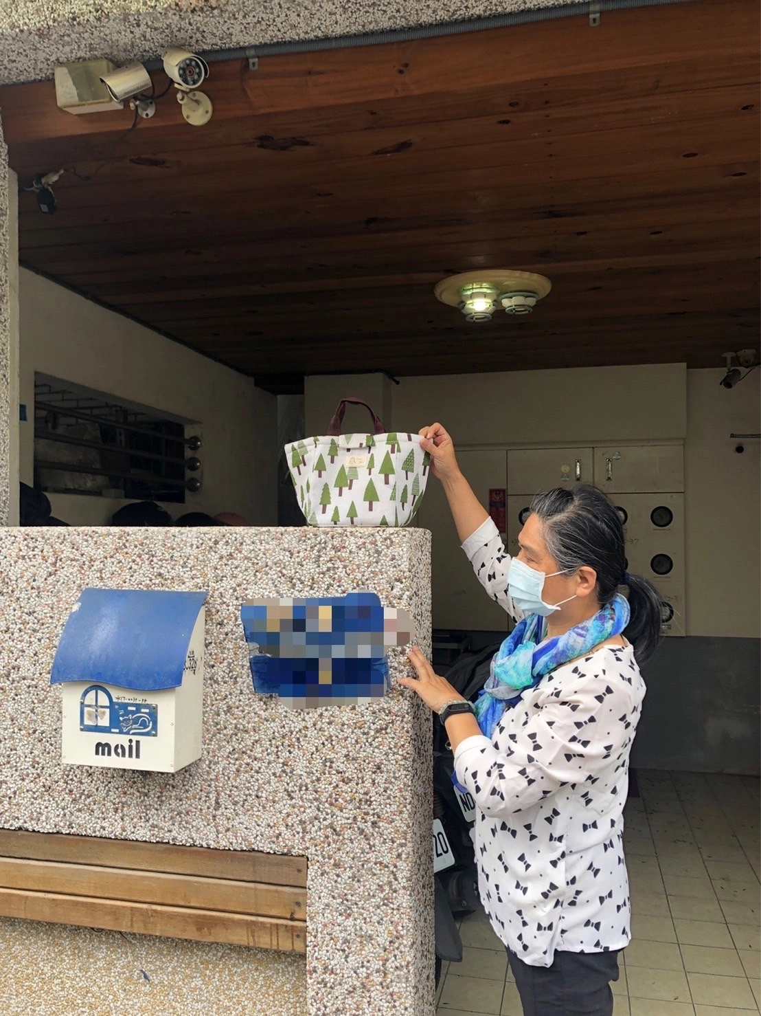 懿德媽媽送餐點到志學的學生校外租屋處。