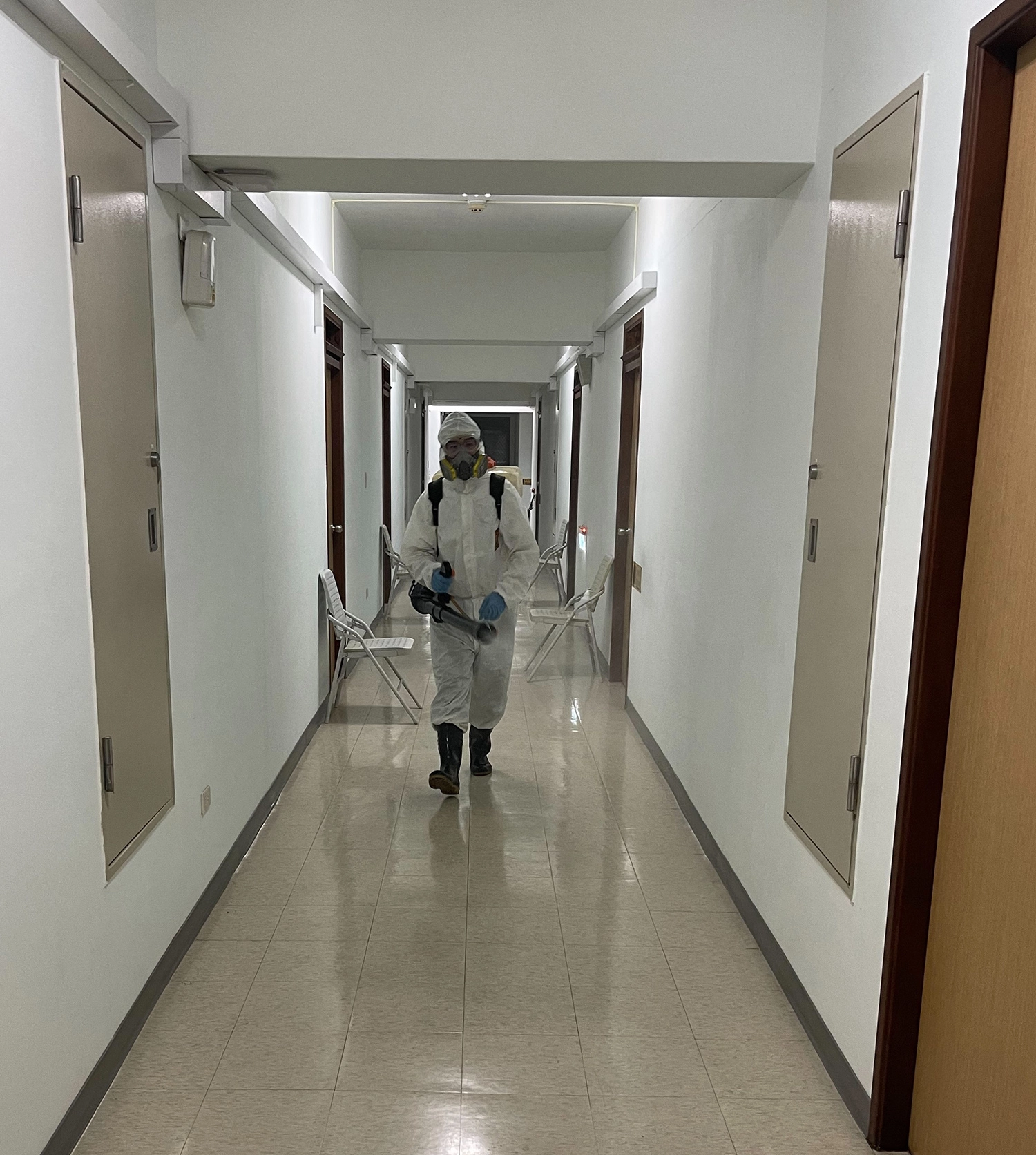 當學生隔離結束後，展開學生宿舍寢室消毒。