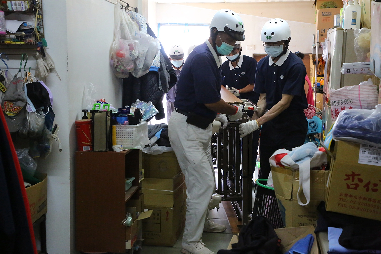 慈濟輔具平台志工搬運輔具進案家安裝情形。