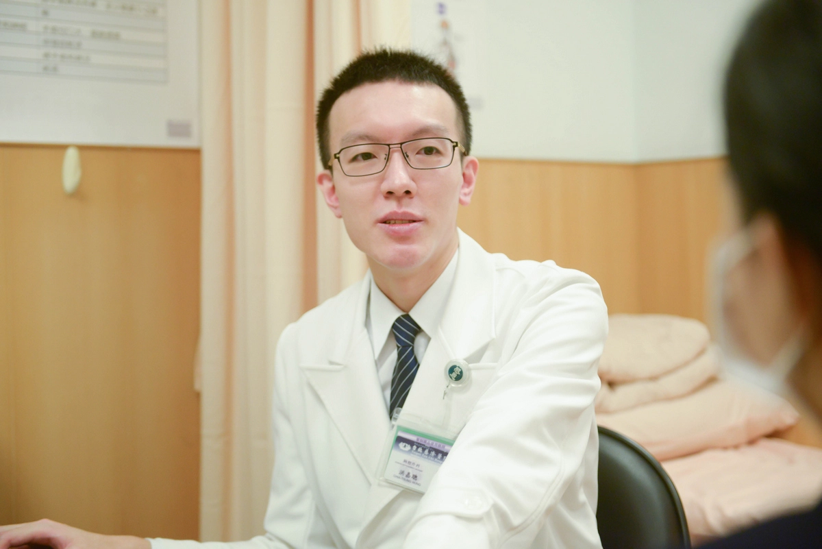 洪嘉聰醫師看診示意照。