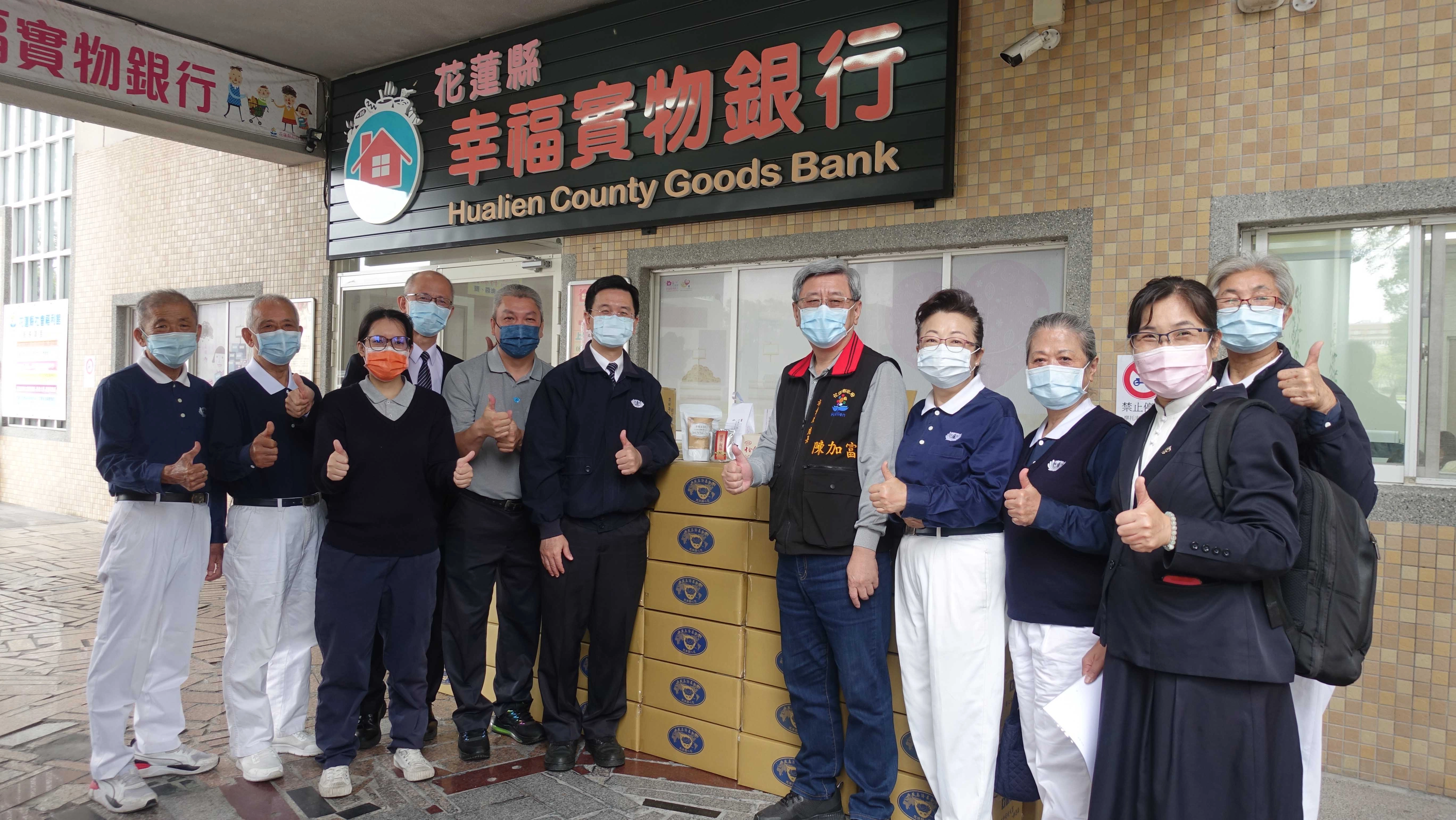 慈濟捐贈200箱安心祝福禮給花蓮縣政府提供居家隔離、居家照護者，4月20日於花蓮社會處幸福實物銀行進行捐贈儀式。(攝影：陳誼謙)