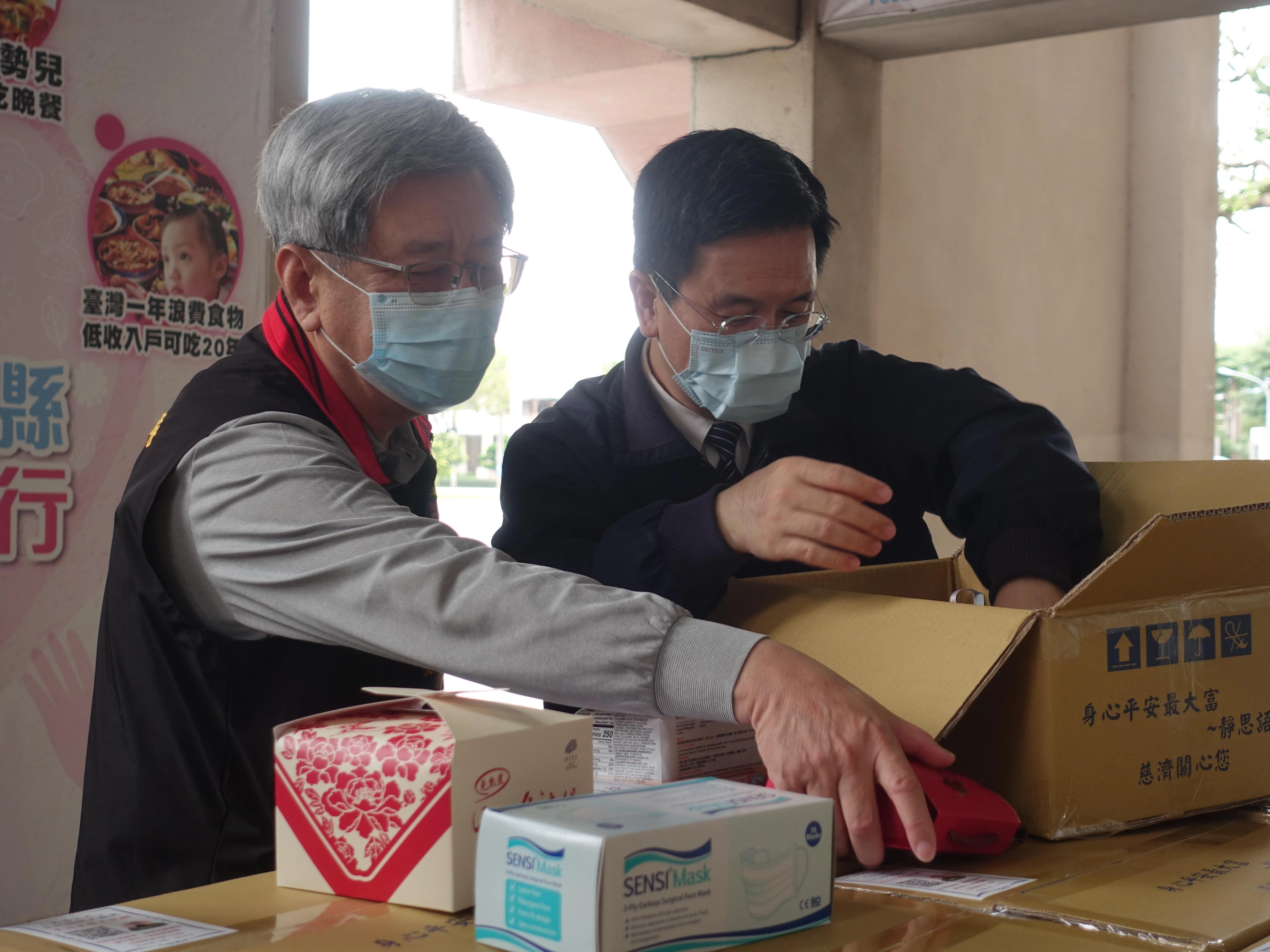 慈濟慈善事業基金會執辦主任王運敬(右)向花蓮縣社會處長陳加富(左)介紹安心祝福禮內容。(攝影：陳誼謙)