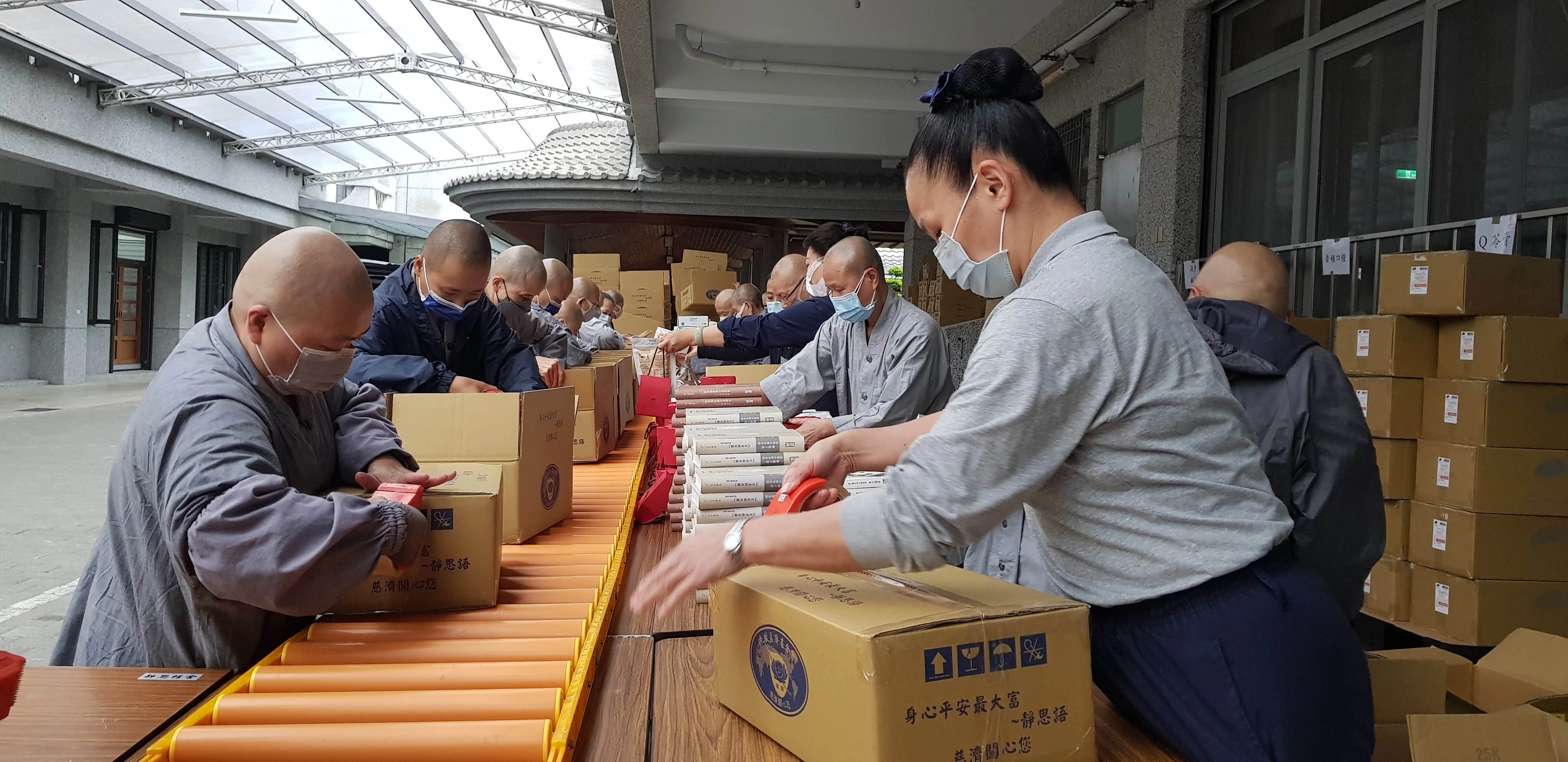 慈濟捐贈200箱安心祝福禮給花蓮縣政府提供居家隔離、居家照護者，4月19日在靜思精舍進行包裝。(攝影：吳旬枝)