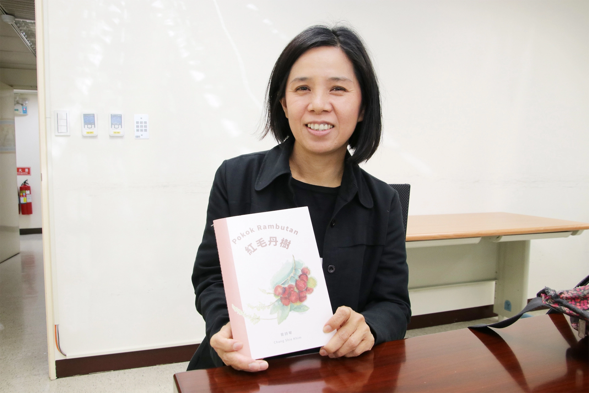 曾詩琴也於109年發行中文及馬來西亞母語繪本《紅毛丹樹》，開啟斜槓新人生。