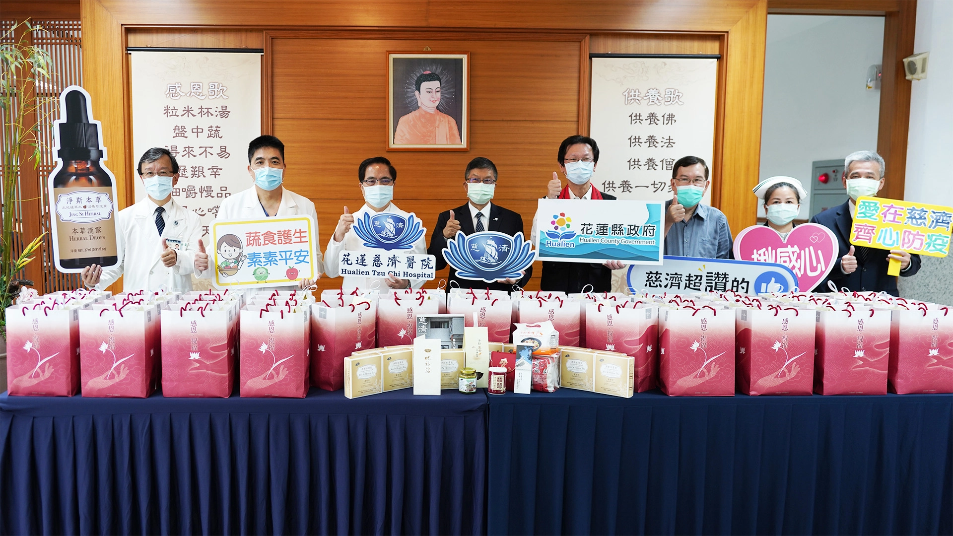 今日出席致贈儀式，包括慈濟基金會副執行長劉效成(左四)、花蓮慈濟醫院院長林欣榮(左三)、副院長羅慶徽(左二)、主任秘書陳星助(右一)、醫務秘書李毅(左一)、護理部主任鍾惠君(右二)，以及花蓮縣衛生局局長朱家祥(右四)、加強型防疫旅館經理林于凱(右三)等人與會。