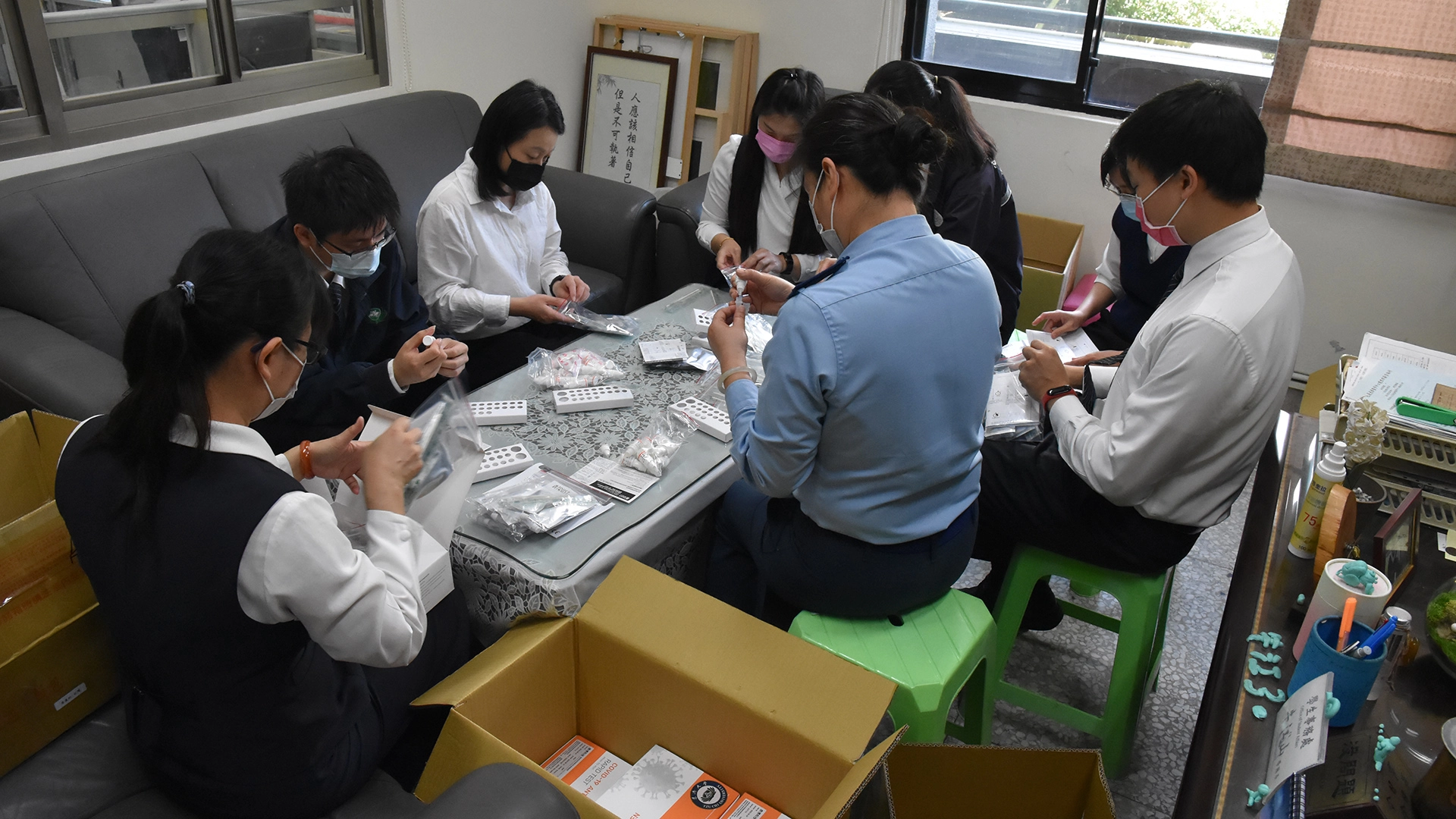 分裝快篩試劑，免費提供五專四年級實習學生每人二支。