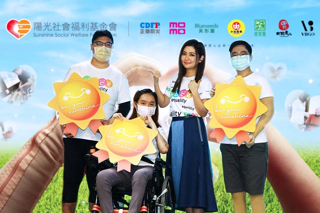 陽光學姊任家萱Selina以小太陽徽章表揚學弟妹們努力復健成果。