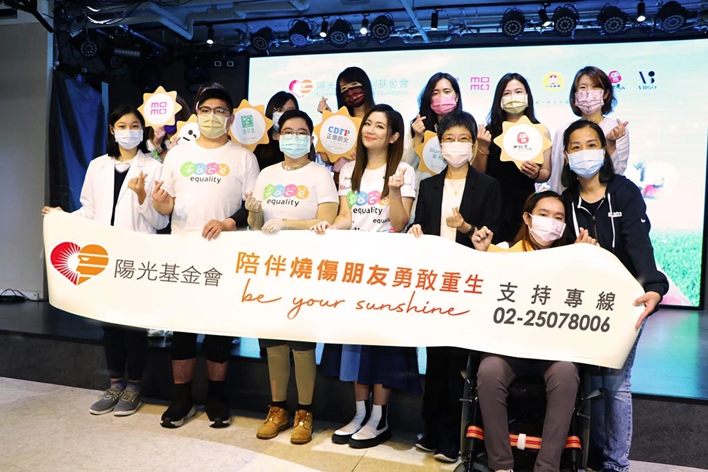 任家萱Selina與陽光執行長舒靜嫻(前排右三)、陽光傷友、愛心企業代表邀請民眾捐助陽光燒傷重建服務。