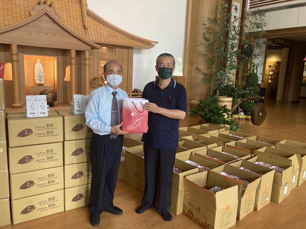 慈濟基金會蔡照和師兄(左)致贈移民署宜蘭收容所安心祝福禮。