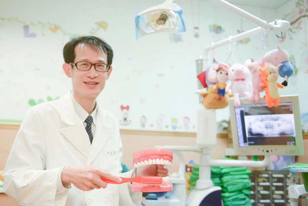 陳宜宏醫師提醒，幼兒的口腔健康需靠家長及照護者共同把關。