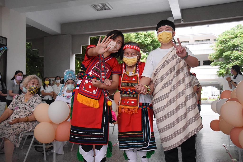 88歲的李阿嬤，特地穿上傳統阿美族服飾上台，充分展現在地的原民風情！