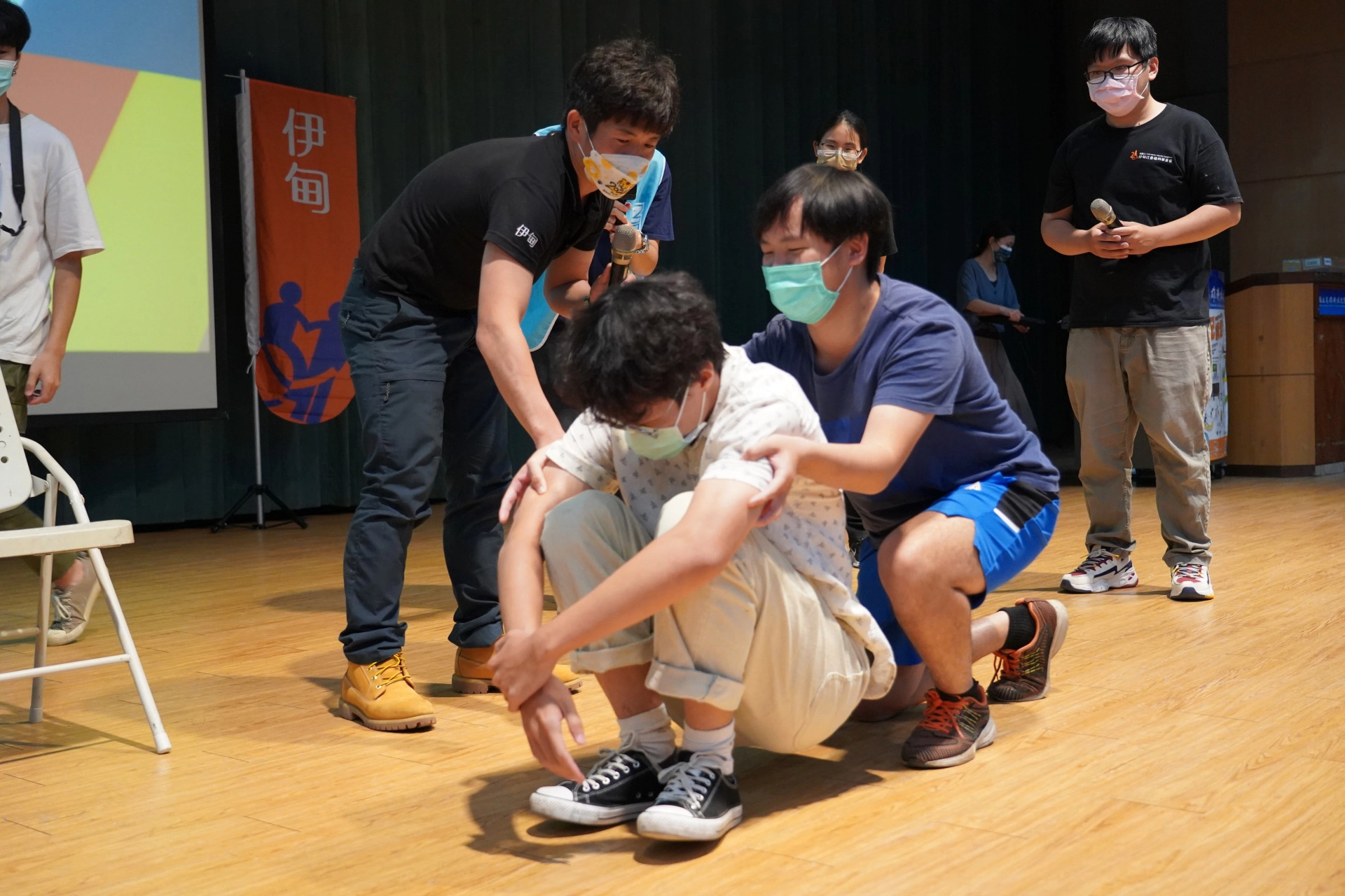學生體驗正確協助跌倒在地的長輩起身