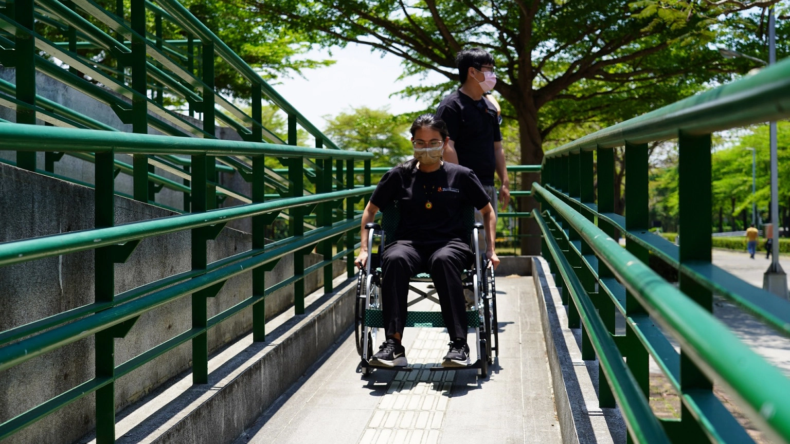 伊甸協同職能治療師勘查校園無障礙設施，並於講堂上分享