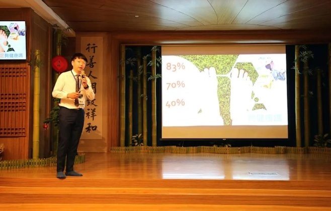 蕭永政分享可攜式足底核心肌群訓練器及訓練方法。
